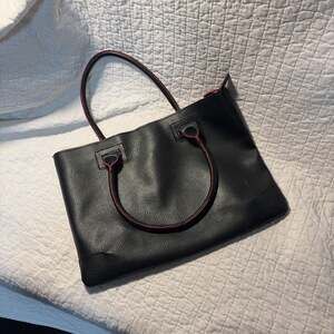 Leather pebble grain hand bag. MSC Collection.